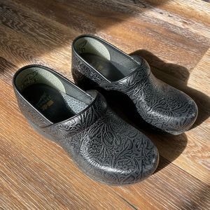 Dansko Women’s XP 2.0 Black Floral Tooled Clog